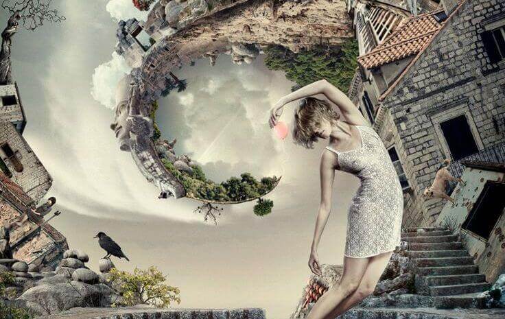 mujer-inclinada-ante-un-cuervo