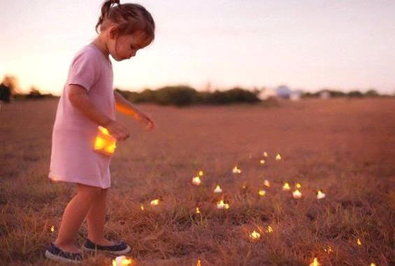 niña-cogiendo-luces-del-campo