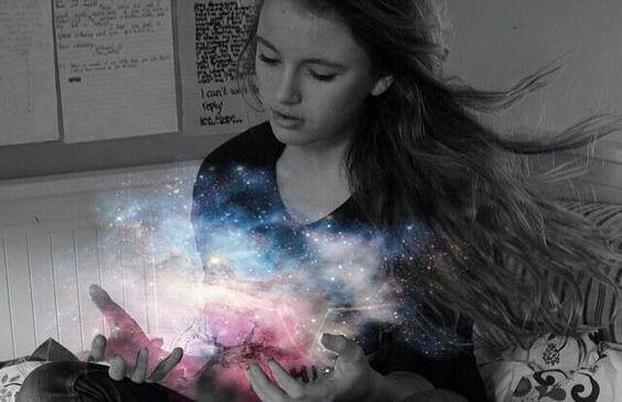 niña-con-luz-del-universo-en-las-manos