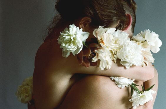 pareja-abrazada-con-flores