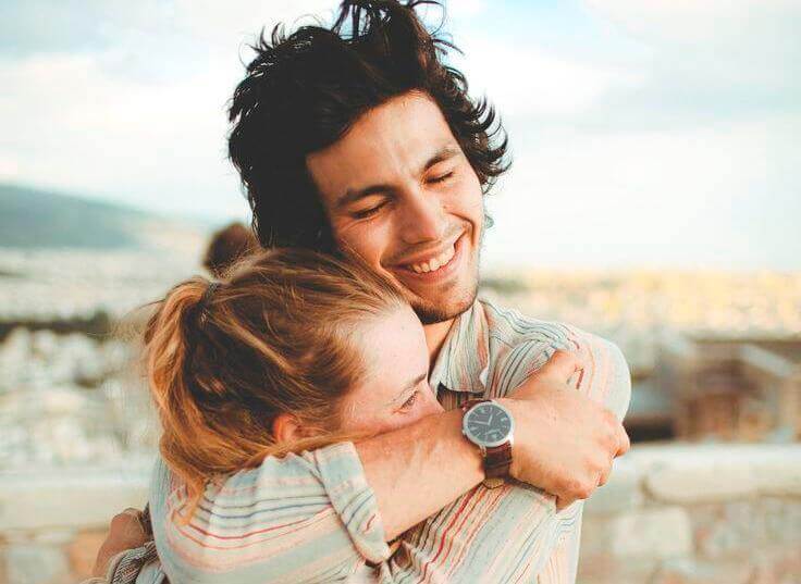pareja-abrazada-entre-risas