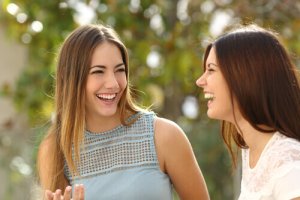 3 expressions du langage corporel qui vont feront paraître plus sympathique