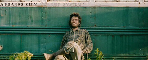 Christopher-McCandless-sentado-apoyado-en-su-caravana-2