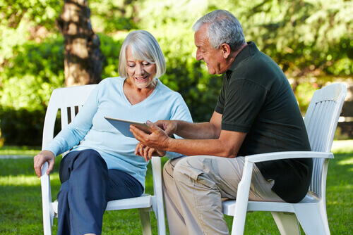 Couple-de-personnes-agees-apprenant