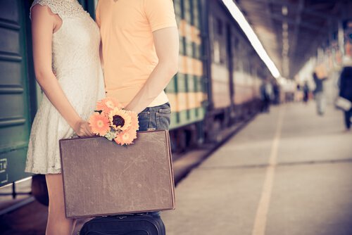 Couple-se-disant-au-revoir-dans-une-gare