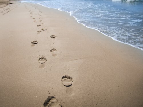 Empreintes-sur-la-plage