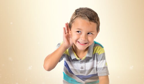 Enfant-main-sur-l'oreille-ecoutant