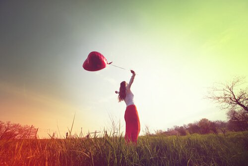Femme-avec-un-globe-profitant-de-l-air-libre