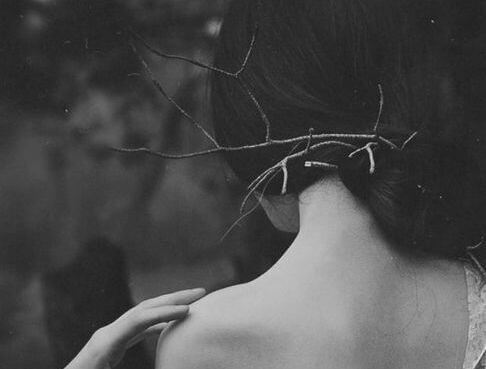 Femme-de-dos-pensant-a-qui-elle-est