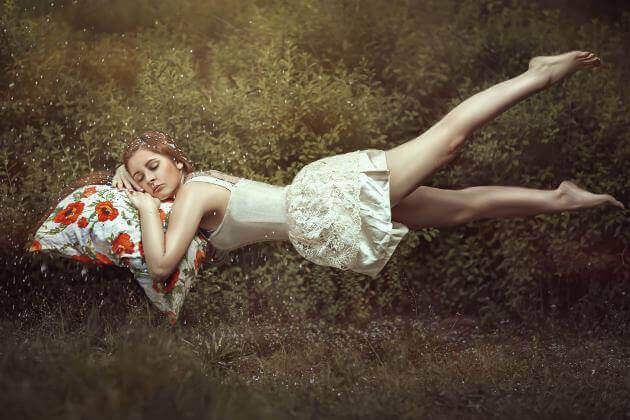 Femme-dormant-sur-coussin-a-fleurs