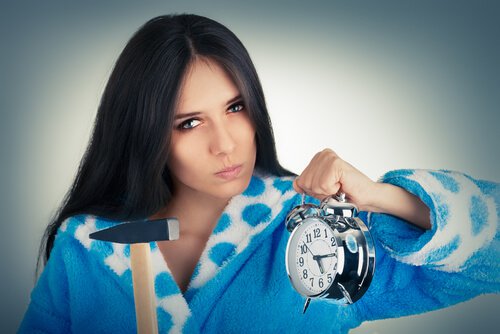 Femme-en-colere-avec-marteau-et-montre