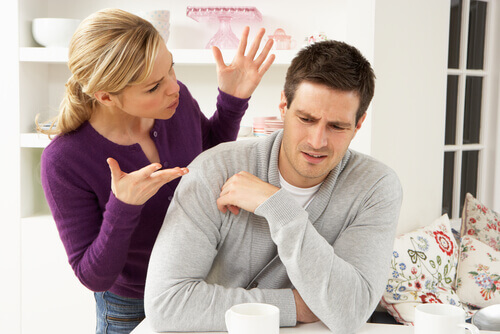 Femme-parlant-a-son-homme