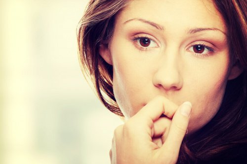Femme-pensant-serieuse