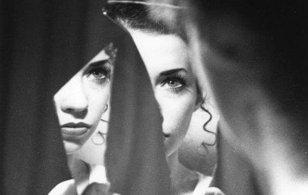 Femme-regardant-dans-un-miroir-brisé