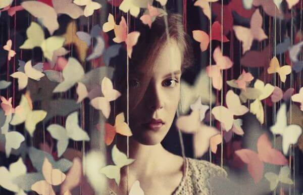 Femme-rideau-de-papillons