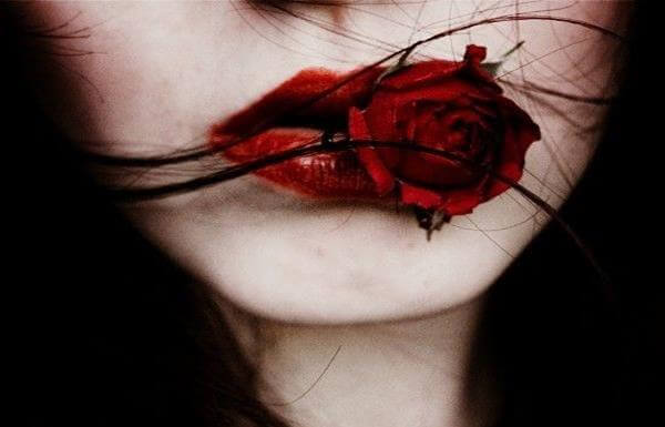 Femme-rose-dans-la-bouche--Copy