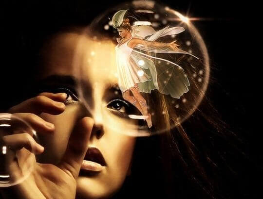 Femme-sur-le-point-de-toucher-une-sphere