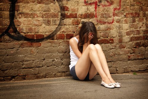 Fille-ado-depression-assise-sur-le-sol-1