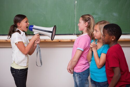 Fille-criant-sur-ses-camarades