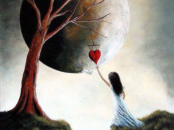 Fille-prenant-un-coeur-dans-un-arbre