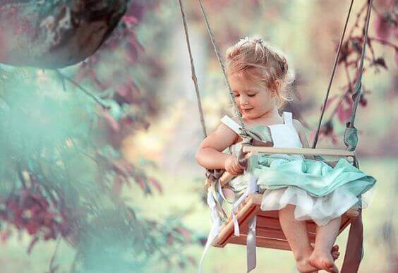 Fille-sur-balancoire