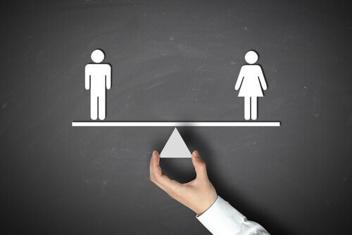Hombre-y-mujer-en-una-balanza-en-equilibrio