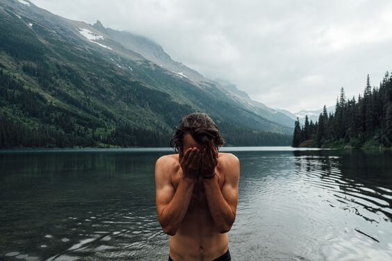 Homme-dans-un-lac