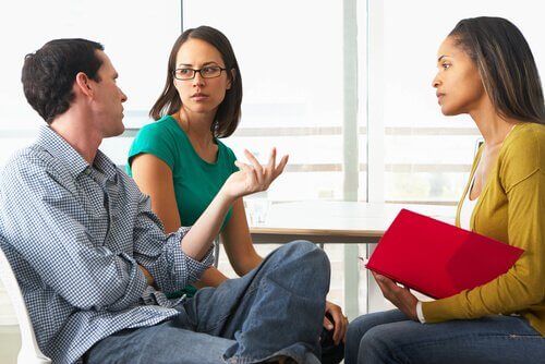 Homme-donnant-son-opinion-a-deux-collegues