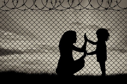 Madre-e-hija-juntando-las-manos-en-un-campo-de-refugiados