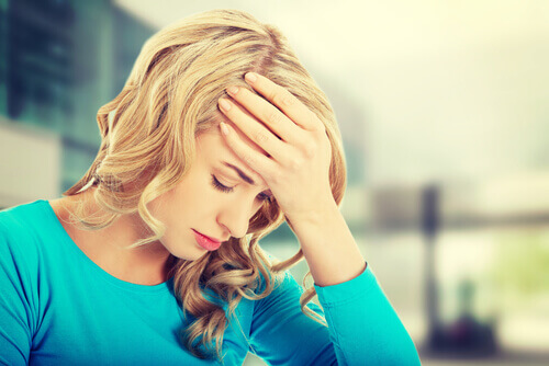 Mujer-con-la-mano-en-la-frente-preocupada