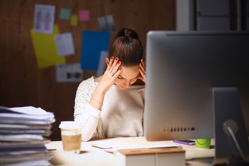 Mujer-joven-estresada-por-su-trabajo