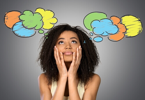 Mujer-pensando-en-sus-preocupaciones