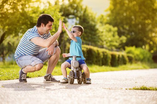 Niño-chocando-la-mano-con-su-padre