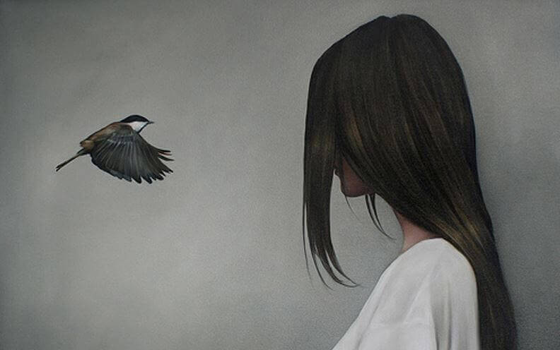 Oiseau-et-femme-face-a-face