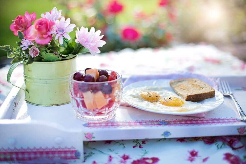 Petit-dejeuner-sain-fleurs-sur-la-table