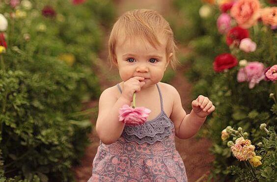 Petite-fille-et-fleurs