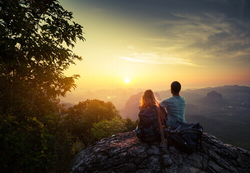 couple-regardant-le-coucher-de-soleil