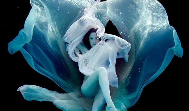 femme-enveloppee-dans-des-tissus-sous-l-eau