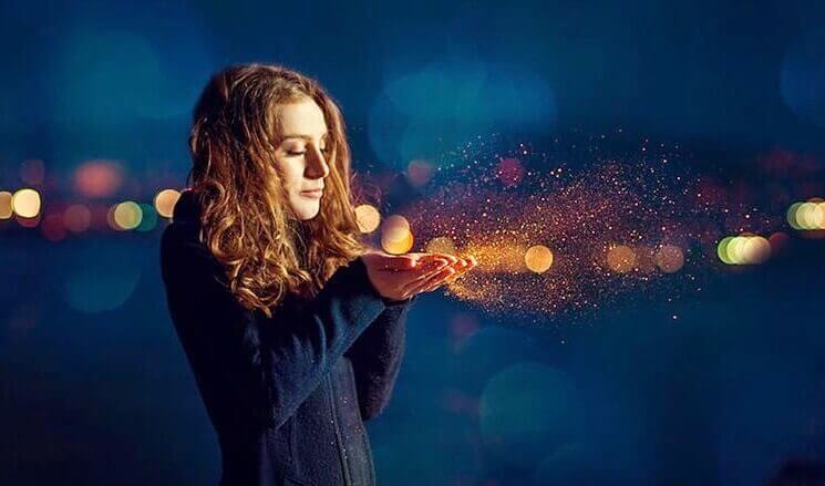 fille-halo-de-lumiere-dans-ses-mains