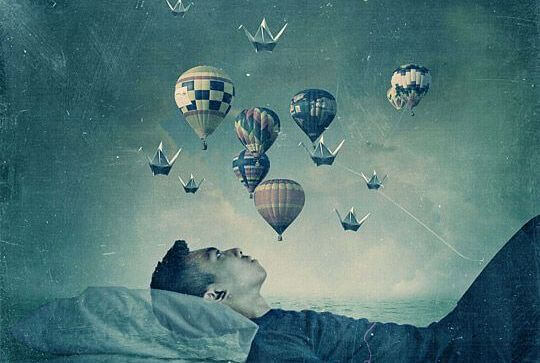 jeune-regardant-des-globes-aerostatiques