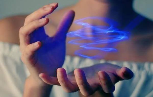 mano-sujetando-haz-de-energia