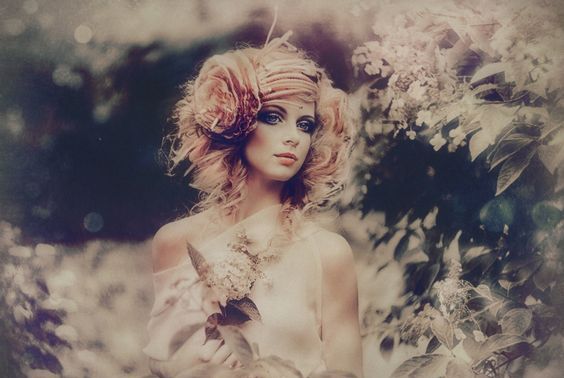 mujer-con-un-traje-de-fantasia-con-demasiado-exceso