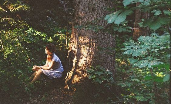 mujer-en-bosque
