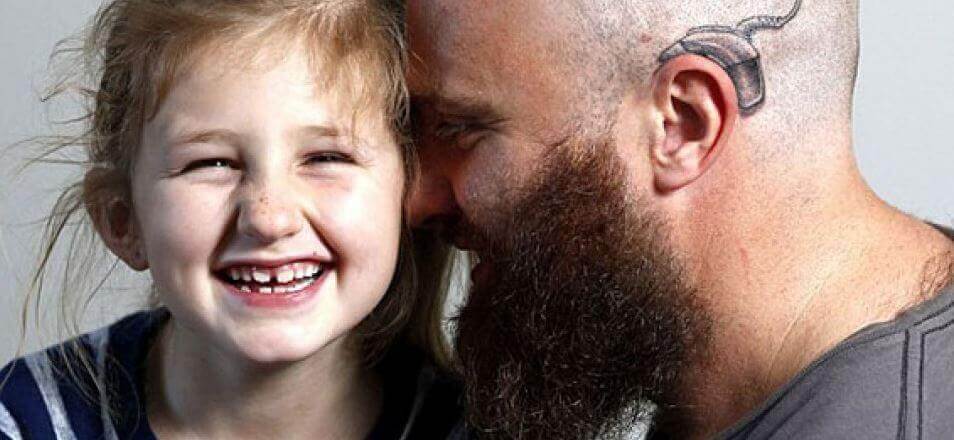 papa-implant-cochleaire-tatouage