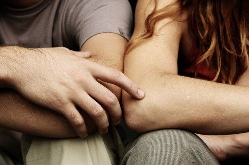pareja-codo-con-codo
