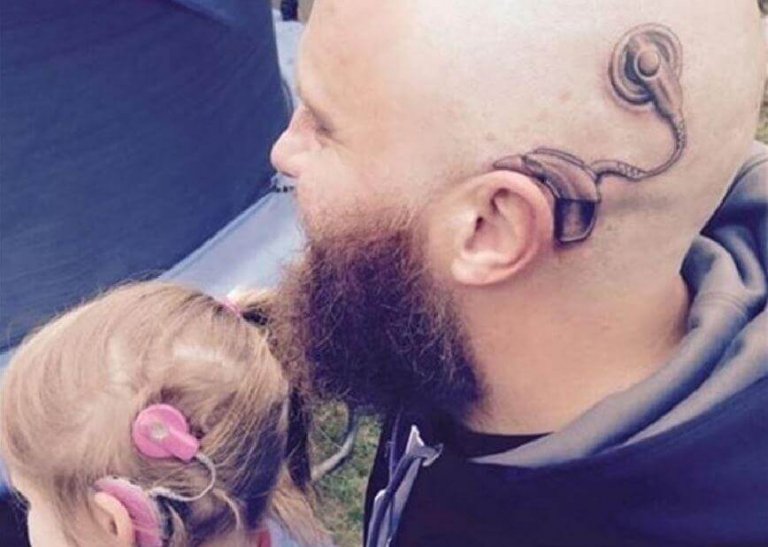 Un père se tatoue pour que sa fille ne se sente pas différente