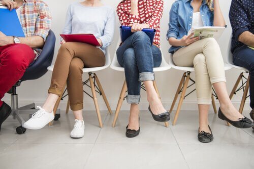 personnes sans emplois assises sur une chaise