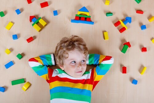 Enfant-sur-le-sol-entoure-de-jouets
