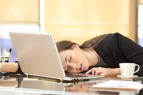 Femme-endormie-devant-ordinateur