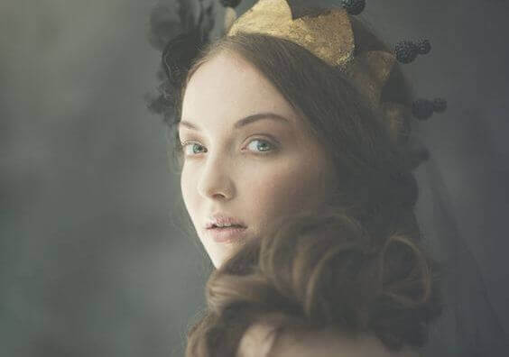 Femme-et-couronne